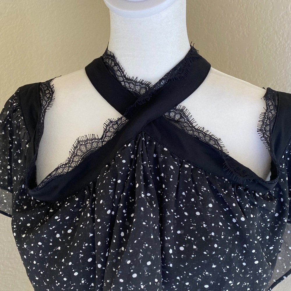BAR III cold shoulder blouse. Criss-cross neck. Black/white pattern.Size L. - Picture 5 of 15